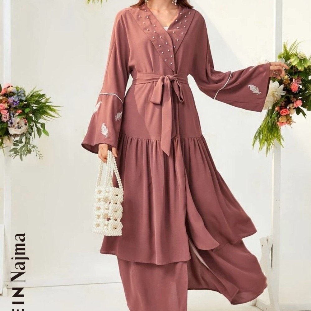 SHEIN Najma Leaf Embroidery Pearl
Beaded Belted Abaya - Picture 3 of 4
